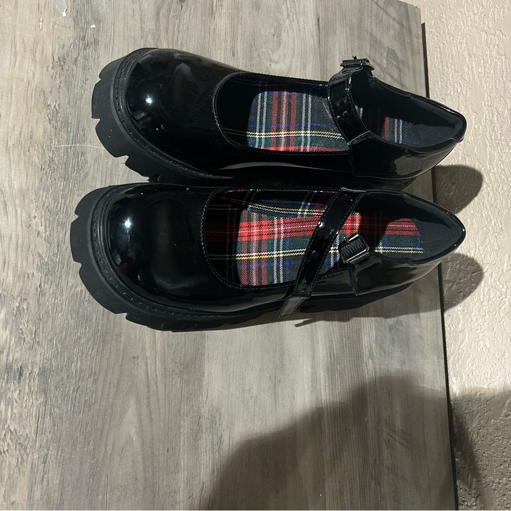Women’s flatform Mary Janes